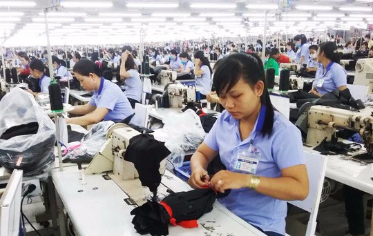 Đột ngột thay đổi cách tính lương hưu cho lao động nữ ngay năm 2018 là một cái tát vào chính sách lao động nữ.