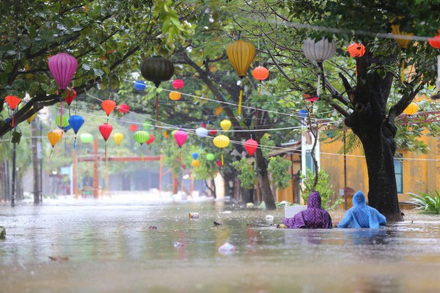 
Người Hội An di chuyển trong lũ
