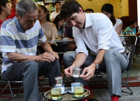 
Thủ tướng Canada thưởng thức cà phê sữa tại quán cà phê Vy, khen cà phê Sài Gòn rất ngon. Nguồn ảnh: Tiền Phong
