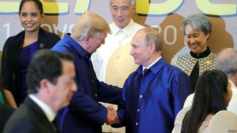 
Tổng thống Mỹ Donald Trump và Tổng thống Nga Vladimir Putin bắt tay khi tham dự Hội nghị thượng đỉnh APEC tại Việt Nam.
