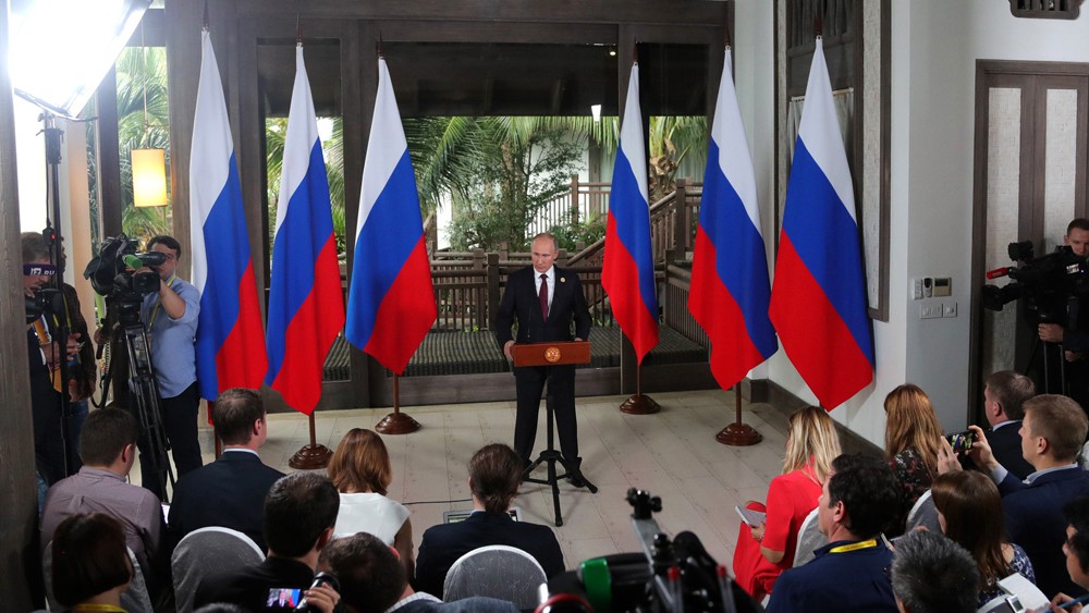 Tổng thống Nga Vladimir Putin họp báo bên lề APEC tại Sun Peninsula Residence Villa do Tập đoàn Sungroup làm chủ đầu tư.