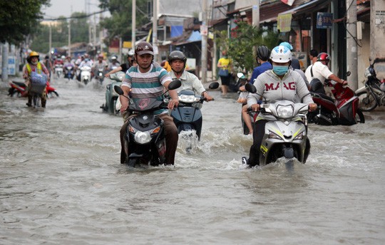 
Sau cơn mưa, nhiều tuyến đường tại TP.HCM biến thành sông.
