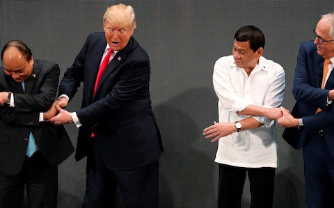 
Tổng thống Donald Trump giơ cả hai tay bắt lấy tay của Thủ tướng Nguyễn Xuân Phúc. Ảnh: Reuters
