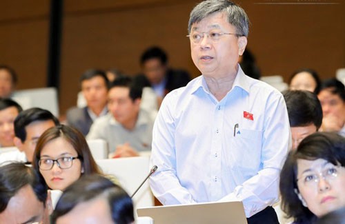 
Đại biểu Quốc hội Trương Trọng Nghĩa phát biểu góp ý về dự án Luật Cạnh tranh trong sáng 15-11 Ảnh: NGUYỄN NAM
