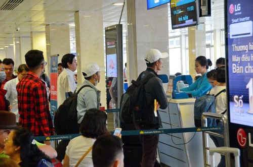 
Thời điểm này, hành khách khó mua được vé giá thấp bay trong dịp Tết Ảnh: TẤN THẠNH
