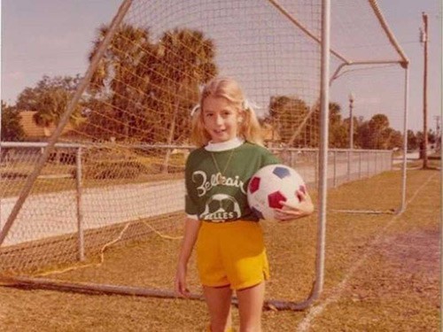 Bà Blakely hồi bé đã thích chơi đá bóng và có tính cách mạnh mẽ.
