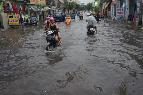  Đường Nguyễn Văn Quá, quận 12, TP HCM mênh mông nước sau cơn mưa chiều 23-5 - Ảnh: Hoàng Triều 