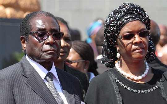 Cựu tổng thống Zimbabwe Robert Mugabe và vợ, Grace Mugabe. Ảnh: AP