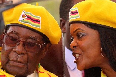 Tổng thống Zimbabwe Mugabe (trái) khi còn đương chức và phu nhân Grace. Ảnh: Reuters.