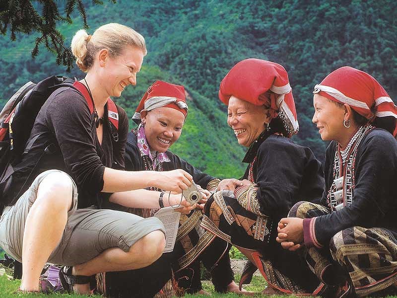 Du khách từ các nước phương Tây giàu có như Mỹ, Canada, Tây Âu… chi tiêu tại Việt Nam còn rất ít. Ảnh: TÚ UYÊN