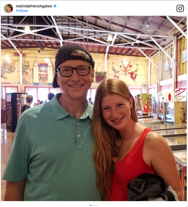 
Bill Gates cùng con gái cả Jennifer.
