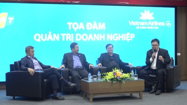  Ông Bình (ngoài cùng bên phải) và ông Tiến (thứ hai từ trái sang) ở buổi tọa đàm 