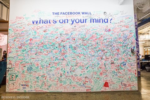 Bức tường mô phỏng lại ý tưởng bạn đang nghĩ gì trên Facebook.