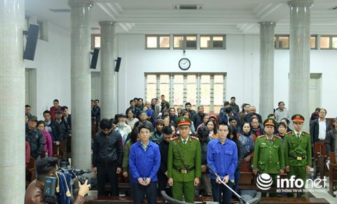 Bị cáo Saga (áo xanh bên trái), và bị cáo Phan Kiện Trung (bên phải) được xác định là hai người cầm đầu vụ án.