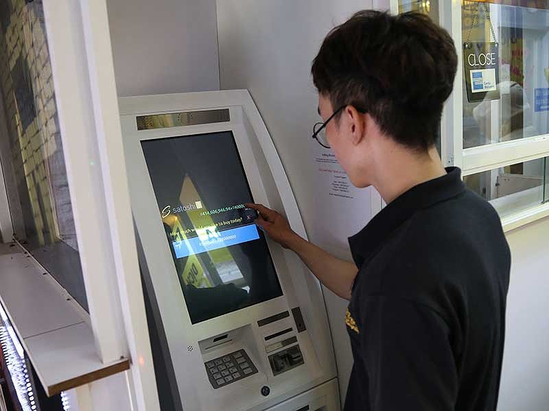 Dù giao dịch bitcoin chưa được pháp luật Việt Nam thừa nhận và bảo vệ, nhiều người vẫn tìm đến chiếc máy để mua bán.  Trong ảnh: Khách đến giao dịch bitcoin tại  trụ  ATM bitcoin đặt trong một quán cà phê trên đường Bùi Viện, quận 1, TP.HCM. Ảnh: HOÀNG GIANG