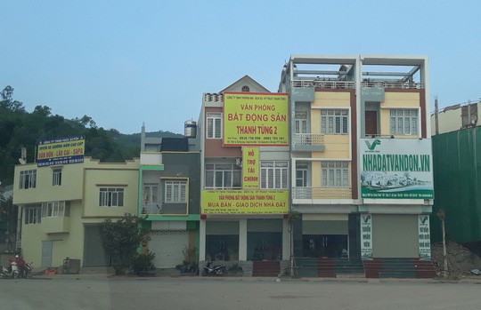  Văn phòng giới thiệu nhà đất mọc lên ngày càng nhiều ở Vân Đồn Ảnh: TRỌNG ĐỨC 