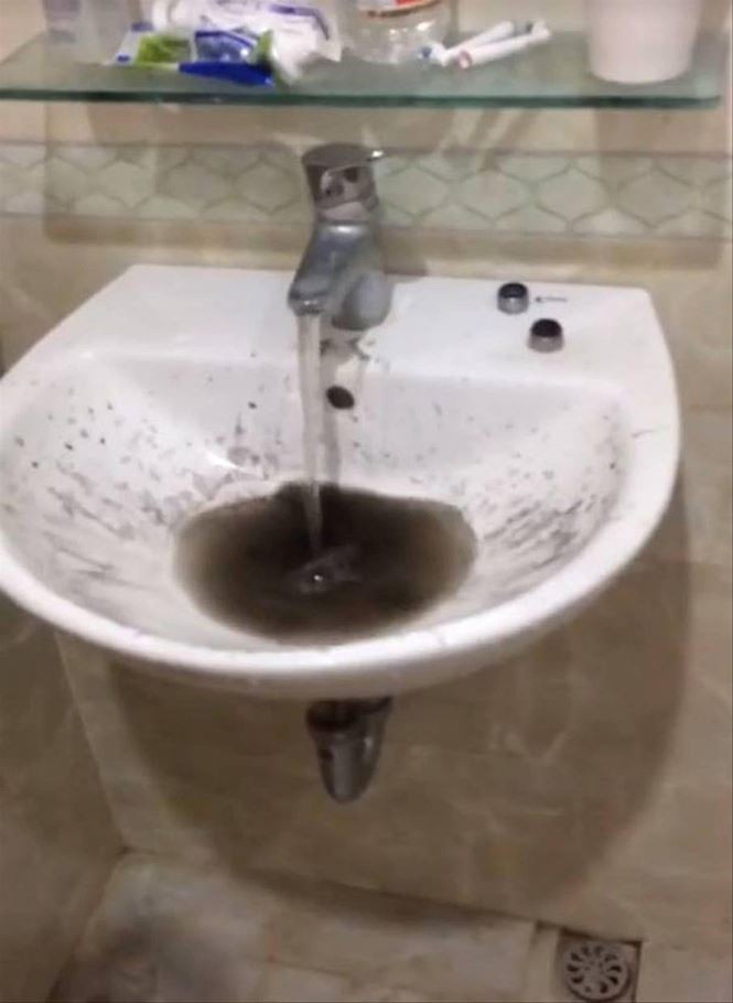 Nước mở từ vòi 1 <a href='http://canhodreamhomeriverside.blogspot.com/'>căn hộ</a> trong chung cư Mulberry Lane.