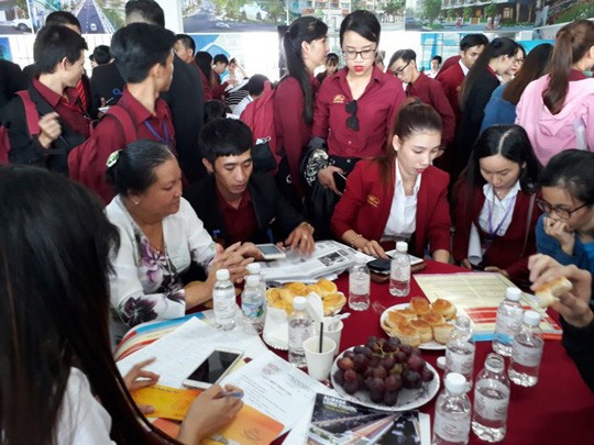 Nhân viên siêu thị Địa ốc <a href='http://canhodreamhomeriverside.blogspot.com/'><a href='http://canhodreamhomeriverside.blogspot.com/'>Alibaba</a></a> hướng dẫn các bạn đặt cọc tiền tìm đất