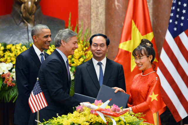 ​Tháng 5/2016, giữa lúc thế giới đang theo dõi từng bước chân của Tổng thống Mỹ Obama tại Việt Nam, Vietjet gây tiếng vang lớn với hợp đồng mua máy bay khủng trị giá 11,3 tỷ USD. Lễ ký hợp đồng đặt mua 100 tàu bay B737 MAX 200 giữa Vietjet với Tập đoàn chế tạo máy bay Boeing diễn ra dưới sự chứng kiến của Chủ tịch nước Trần Đại Quang  và Tổng thống Barack Obama tại Hà Nội. Một lần nữa, bộ áo dài màu đỏ đã góp phần giúp nữ tỷ phú tự thân đầu tiên của Việt Nam gây ấn tượng tốt đẹp với phái đoàn của Tổng thống.