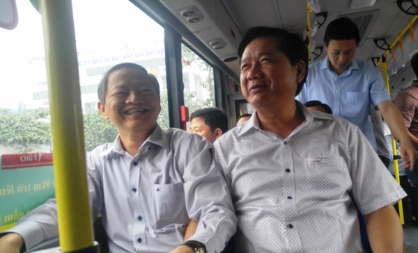 Bí thư Đinh La Thăng cùng lãnh đạo TP đi xe buýt tuyến 159 vừa khai trương