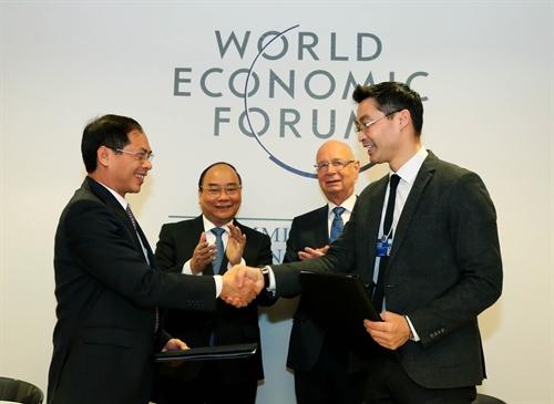 Thủ tướng Nguyễn Xuân Phúc cùng với Chủ tịch WEF Klaus Schwab tham gia Lễ ký Thỏa thuận hợp tác giữa Việt Nam và WEF (Ảnh: TTXVN)