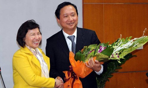 
Thứ trưởng Hồ Thị Kim Thoa trong một lần trao quyết định bổ nhiệm Trịnh Xuân Thanh. Ảnh: Người Lao Động/Moit.gov.vn
