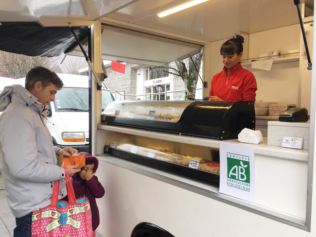 Bán thức ăn trên xe tải giúp Hạnh kiếm được thu nhập khá