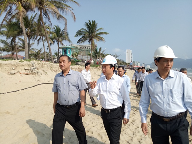 Ông Nguyễn Xuân Anh, Bí thư Thành ủy Đà Nẵng, rất lo lắng trước tình trạng biển Đà Nẵng sạt lở và đích thân đi kiểm tra