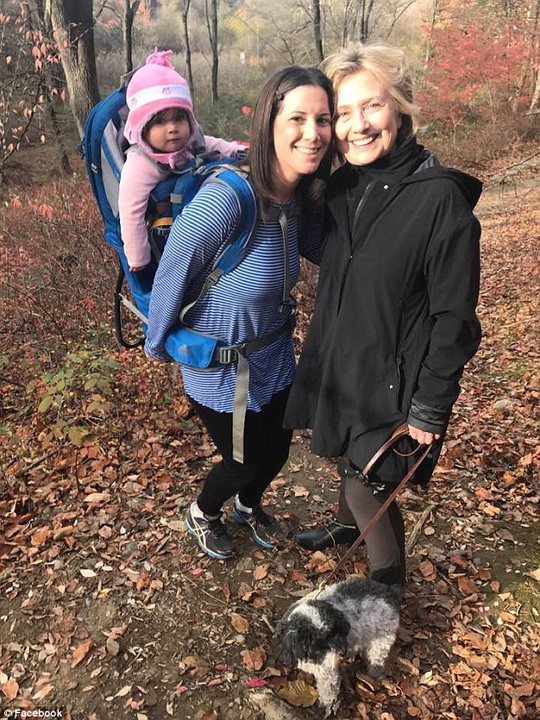 Một người ủng hộ bắt gặp bà Clinton đi dạo trong rừng ở TP Chappaqua, New York hai ngày sau khi thất cử trước ông Trump hồi tháng 11-2016. Ảnh: Facebook