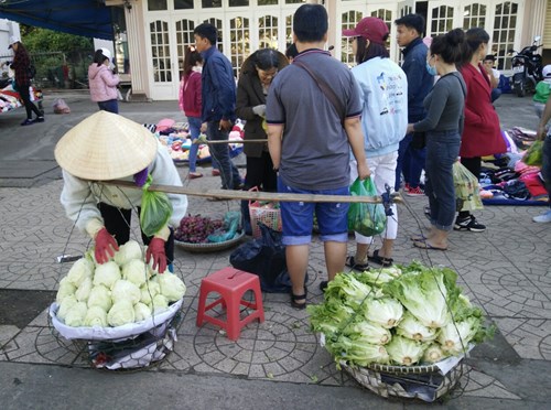 
Ế ẩm những gánh hàng rong
