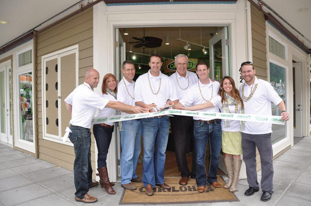 Cariloha CFO, Brent Rowser (đứng thứ 3 từ bên trái) và CEO Jeff Pedersen (đứng thứ 4 từ bên trái), cùng với nhóm quản lý và giám sát tại Cariloha Juneau