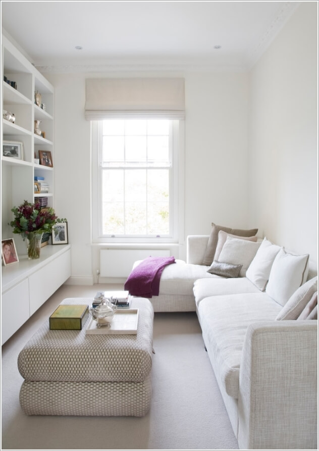 Với một phòng khách hạn chế về diện tích thì cách tốt nhất đó là bạn nên dùng tông màu trắng kết hợp giữa nội thất và tường nhà để không gian trở nên rộng thoáng hơn. 