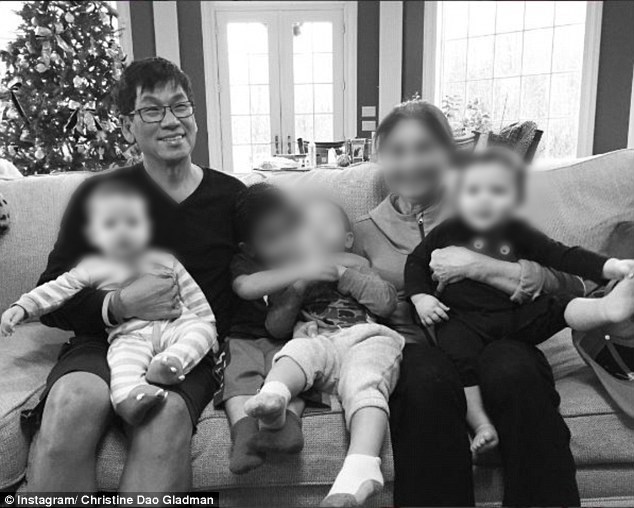 
Ông Dao chụp ảnh cùng vợ là bà Teresa Dao và các cháu tại Mỹ vào năm 2015.
