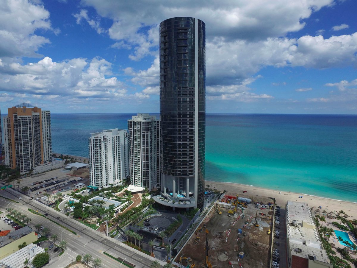 Tòa tháp Porsche Design Tower cao 60 tầng nằm kế bên bãi biển tuyệt đẹp Sunny Isles, Miami, bang Florida (Mỹ).
