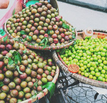  Những xe hàng rong bán mận đầu mùa tại đường Lãng có mức giá từ 100.000 đồng/kg