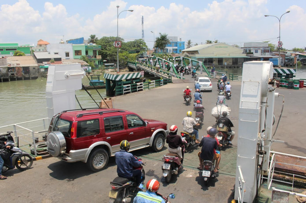 Phà Bình Khánh đoạn vừa cập bến trên địa phận huyện Cần Giờ, dự kiến năm 2018 sẽ khởi công xây cầu Bình Khánh thay thế phà. Từ đây về hướng trung tâm Cần Giờ, hai bên đường nở rộ dịch vụ mua bán, ký gửi nhà đất. Ảnh: V. Văn