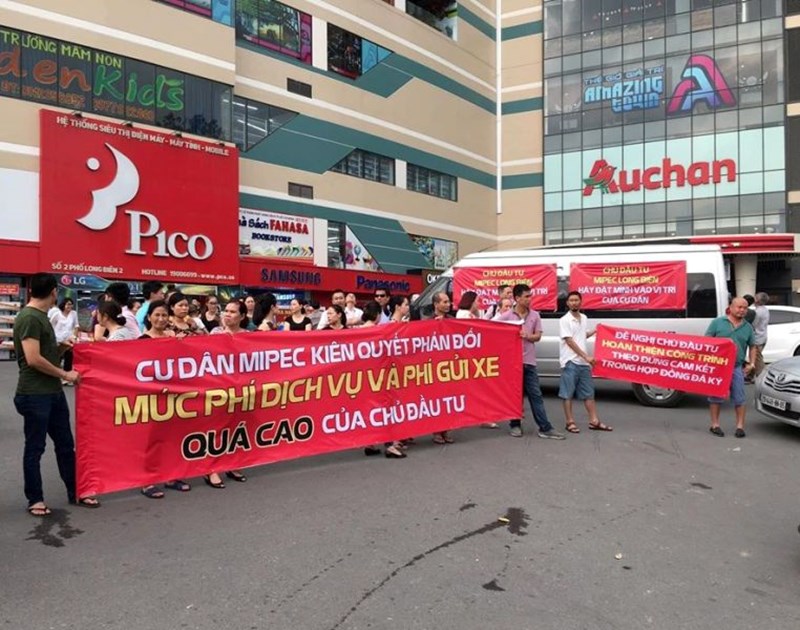 Nhiều tấm băng-rôn với các nội dung khác nhau phản ứng cách làm của chủ đầu tư.