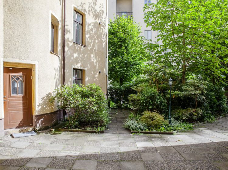 Với lợi thế nằm ngay tầng một của tòa nhà cao tầng nên căn hộ nhỏ khá mát mẻ với rất nhiều cây xanh trước nhà.