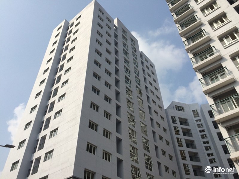 Khu chung cư tái định cư Hoàng Cầu (Hà Nội) hiện đang có nhiều rao bán căn hộ với giá gấp đôi giá gốc.