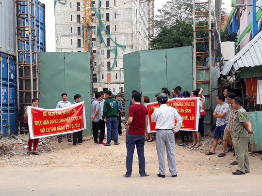 Người dân mua phải dự án Tân Bình Apartment treo băng rôn phản đối chủ đầu tư xây dựng sai phép, giao nhà chậm hơn 1 năm.