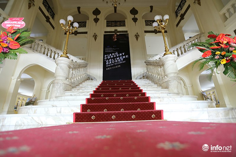 Theo đó, sẽ có hai chương trình dành cho du khách đến tham quan Nhà hát Lớn, tuỳ theo nhu cầu của khách, gồm: Tham quan nhà hát; tham quan nhà hát và xem biểu diễn nghệ thuật.