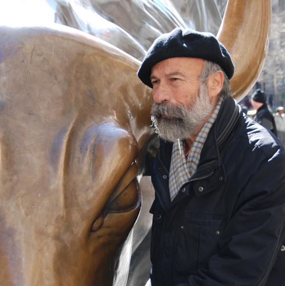 
Ông Arturo Di Monica bên bức tượng Chú Bò húc.
