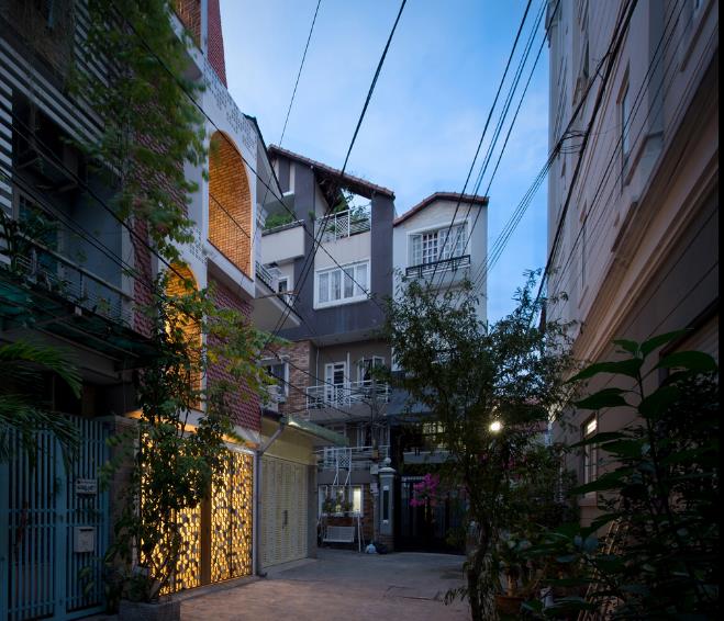 Ngôi nhà ống nằm trong một con hẻm nhỏ tại quận Phú Nhuận.