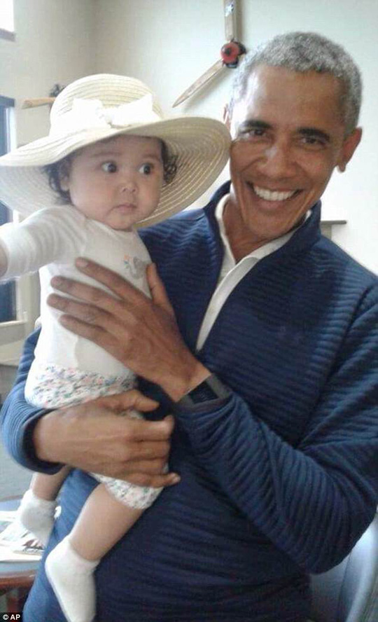 
Bé Giselle và cựu tổng thống Obama . Ảnh: AP
