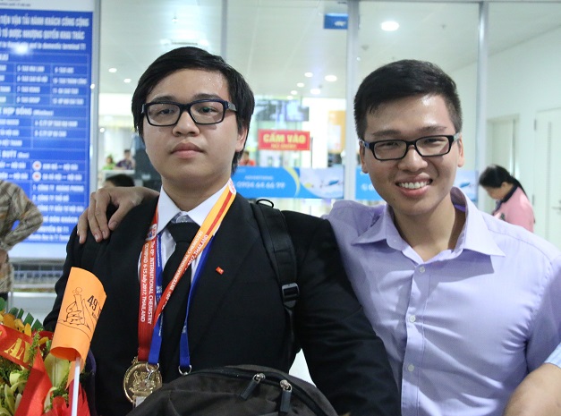 
Hai anh em Phạm Đức Anh và Phạm Anh Tuấn (từ trái sang) là cặp anh em đầu tiên của Việt Nam giành được huy chương tại các kỳ Olympic Hóa học quốc tế. Ảnh: Thanh Hùng.
