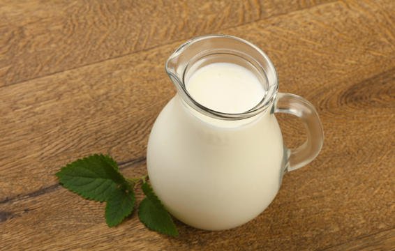 Chuyên gia dinh dưỡng Jess Cording khuyên bạn nên cho thêm pho mát vào bột yến mạch hoặc sinh tố thay vì dùng sữa chua hoặc kem tươi.