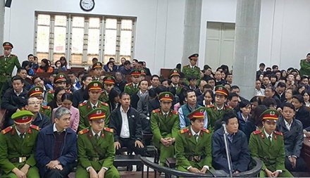 
Nguyễn Xuân Sơn, Hà Văn Thắm và các bị cáo trong phiên tòa sơ thẩm hồi tháng 3.
