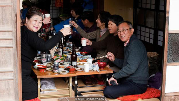 Các hoạt động xã hội giúp người già trên đảo Okinawa gắn kết hơn với nhau; từ đó giảm áp lực trong cuộc sống và luôn vui vẻ hạnh phúc.