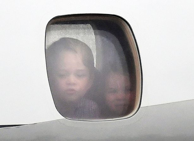 
Nếu theo quy định không chính thức của Hoàng gia Anh thì 2 anh em Hoàng tử George cũng không nên ngồi chung máy bay.
