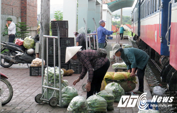 Ga Hạ Long mỗi ngày chỉ phục vụ 1 chuyến tàu đi - đến, khách đi tàu chủ yếu là người buôn bán hàng nông sản.